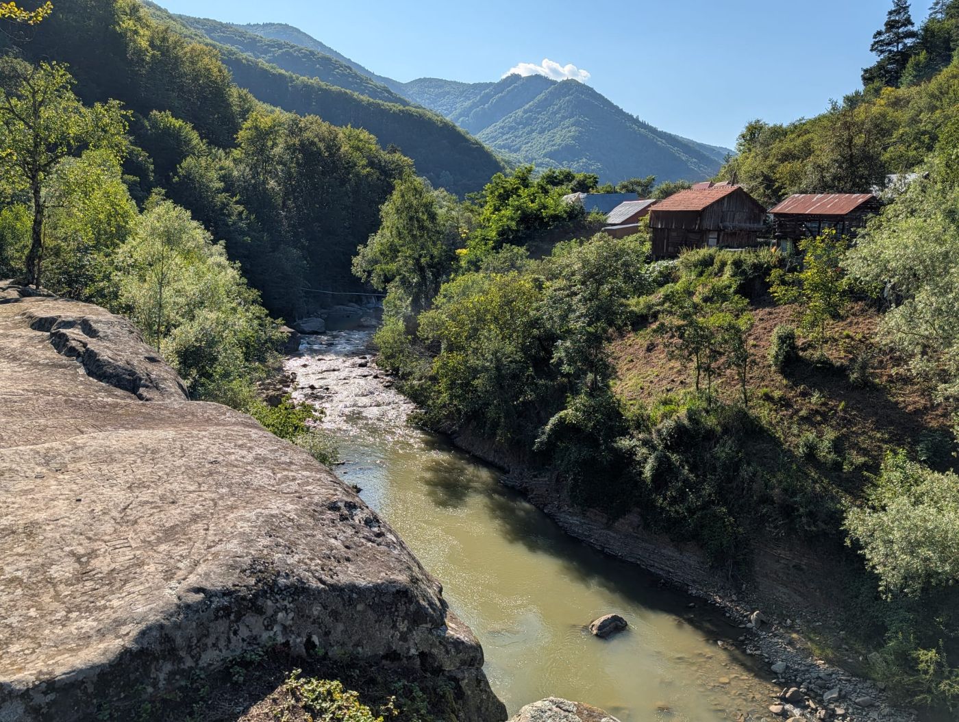 Comunitatea din Gura Teghii s-a format pe cursul râului, în relație directă cu apa: Foto: Mihai Goțiu
