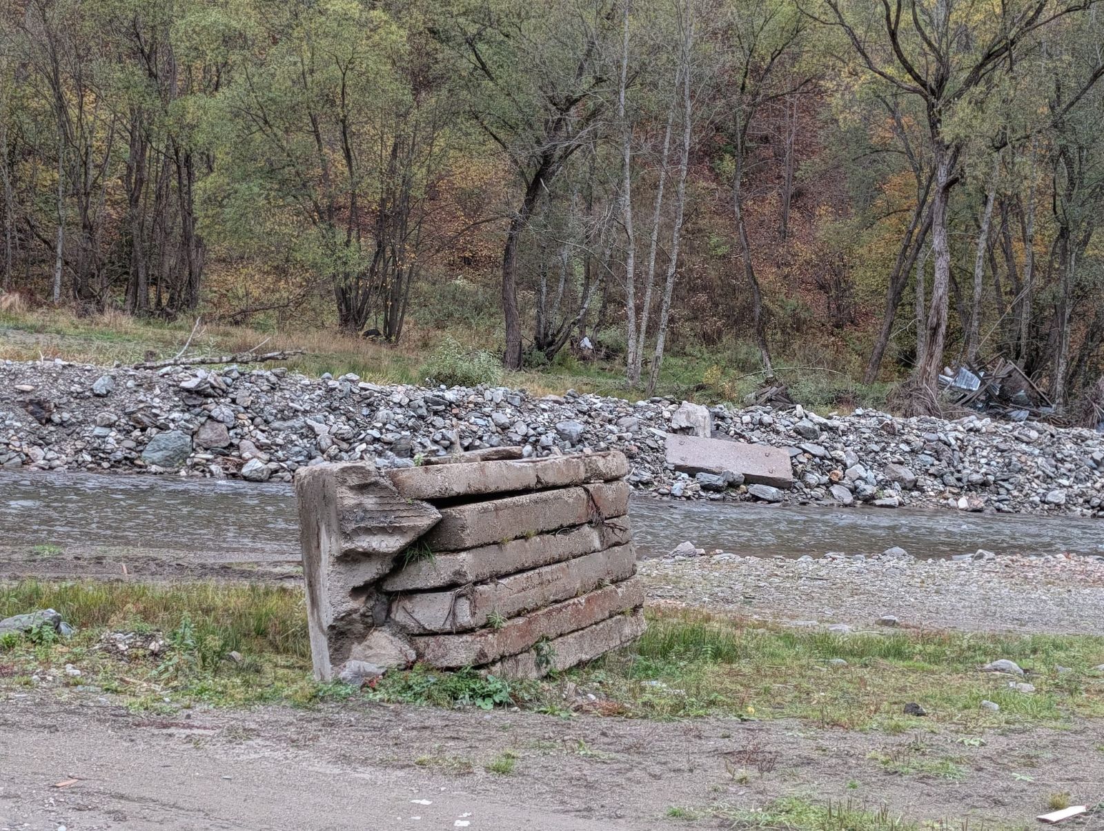 Bucățile uriașe de beton mutate de apă arată ce forță absolut teribilă a avut viitura