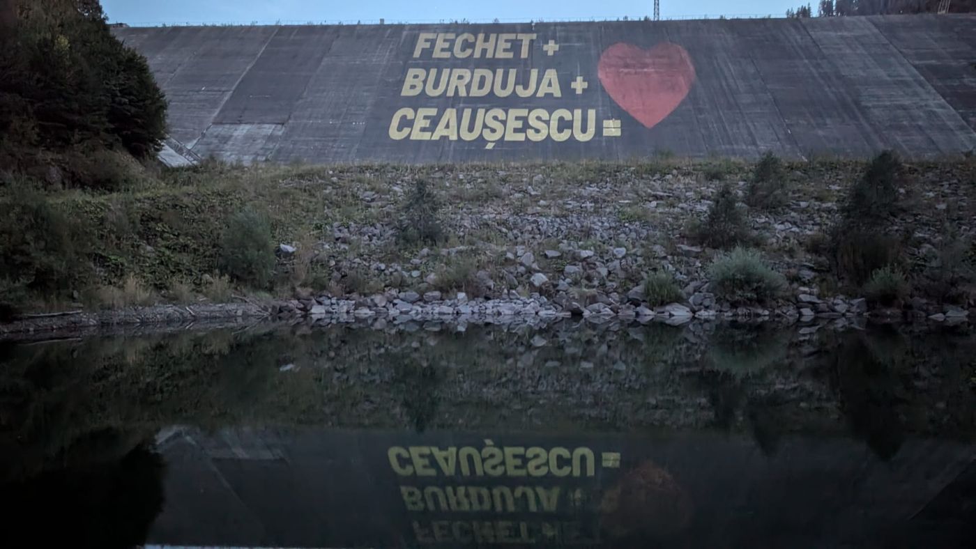 Fechet + Burduja + Ceaușescu = Love. Protest Declic, la Răstolița. Foto: Declic