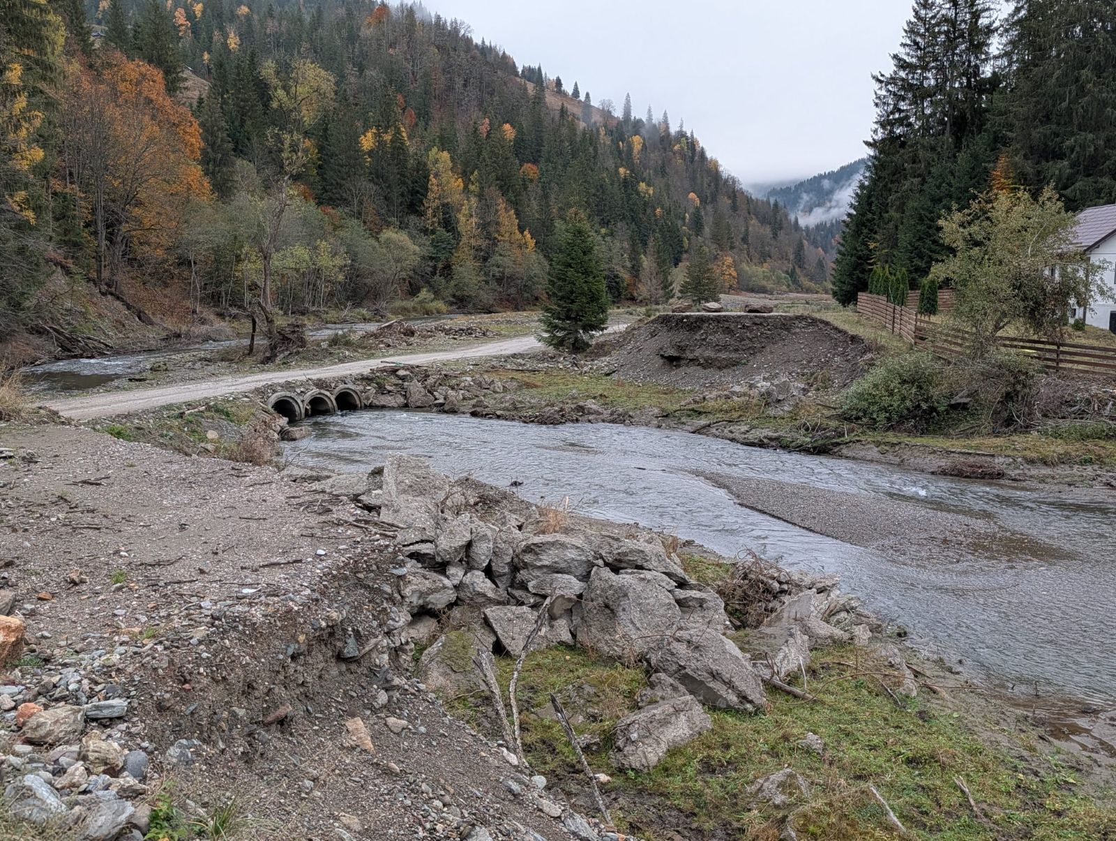 Podurile rupte peste Negrișoara au fost înlocuite de treceri provizorii, cu tuburi de ciment